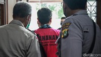 Atas dasar itu, para terdakwa didakwa jaksa melanggar Pasal 3 Jo Pasal 18 Undang-Undang No. 31 Tahun 1999 tentang Pemberantasan Tindak Pidana Korupsi sebagaimana telah diubah dengan UU No. 20 Tahun 2001 tentang perubahan atas Undang-Undang No. 31 Tahun 1999 Tentang Pemberantasan Tindak Pidana Korupsi Jo. Pasal 55 ayat (1) ke-1 KUHPidana.