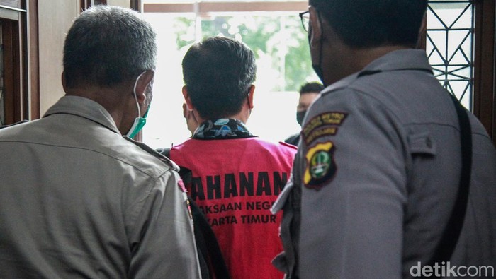 Jaksa Belum Siap, Sidang Tuntutan Benny Tjokro Ditunda Benny Tjokrosaputro sejatinya akan mendengarkan tuntutan jaksa penuntut umum dalam kasus korupsi ASABRI hari ini. Namun jaksa belum siap.
