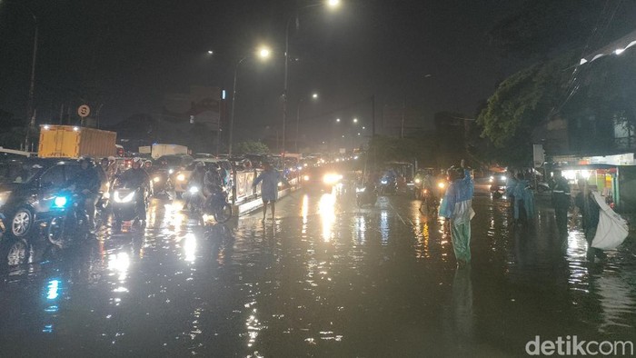 Jalan Arif Rachman Depok banjir akibat diguyur hujan