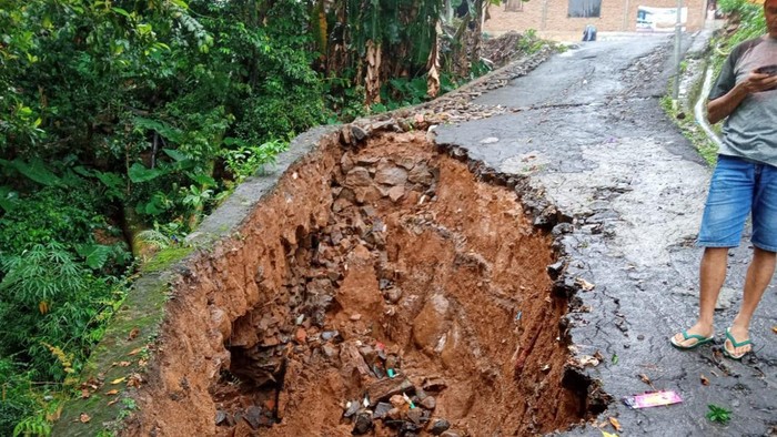 Jalan Hasan Munadi di Dusun Siroto, Desa Nyatyono, Kecamatan Ungaran Barat, Kabupaten Semarang, yang longsor, Rabu (19/10/2022).