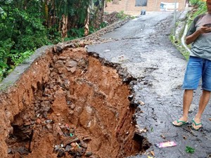Hujan Lebat, Jalan Hasan Munadi di Desa Nyatyono Semarang Longsor