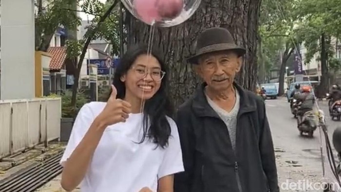 Jeihan (24) bersama Abah Endi (77) penjual balon di Kota Bandung