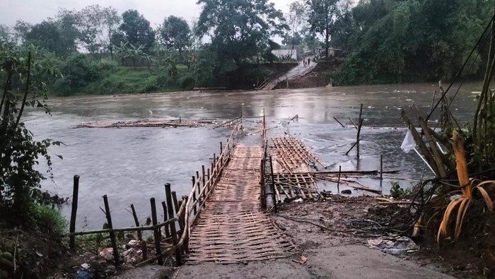 Jembatan sesek yang menghubungkan Desa Plumbon, Kecamatan Mojolaban, Kabupaten Sukoharjo, dengan Keluarahan Mojo, Kecamatan Pasar Kliwon, Kota Solo, putus, Rabu (19/10/2022).