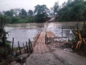 Heboh Video Jembatan Sesek Mojolaban-Solo Putus Hanyutkan Sejumlah Orang