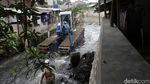 Kali Mampang Terus Dikeruk