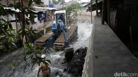 Pengerukan tersebut untuk menormalkan kedalaman sungai sehingga aliran air semakin lancar.