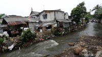 Tampak sisi kanan kali yakni di kawasan Pondok Jaya telah selesai diturap sedangkan sisi sebaliknya kawasan Mampang Prapatan belum diturap.
