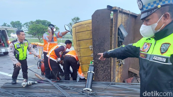 Kecelakaan truk tabrak truk di Tol Jomo