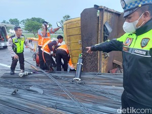 Truk Muat Besi Tabrak Kendaraan Berhenti di Tol Jombang, 2 Orang Luka Parah