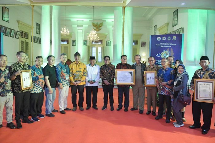 Kemendes Beri Penghargaan ke Kepala Daerah dan Kades Mandiri
