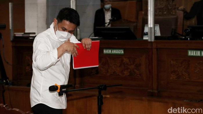 Kini Giliran Kompol Chuck yang Didakwa Merintangi Kasus Pembunuhan Yosua Kompol Chuck Putranto didakwa merusak CCTV yang membuat terhalanginya penyidikan kasus pembunuhan Yosua Hutabarat.