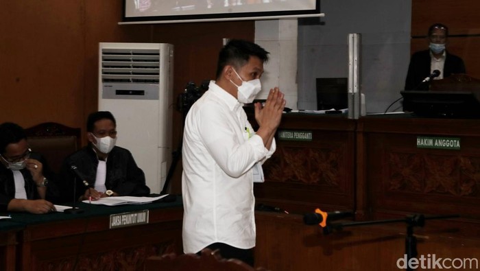 Kompol Chuck Putranto didakwa merusak CCTV yang membuat terhalanginya penyidikan kasus pembunuhan Yosua Hutabarat.