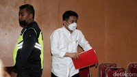 Chuck didakwa dengan Pasal 49 juncto Pasal 33 dan Pasal 48 juncto Pasal 32 ayat 1 Undang-Undang Nomor 19 Tahun 2016 tentang Perubahan atas Undang-Undang Nomor 11 Tahun 2008 tentang Informasi dan Transaksi Elektronik (UU ITE) juncto Pasal 55 ayat 1 ke-1 KUHP dan Pasal 233 KUHP dan Pasal 221 ayat 1 ke-2 juncto Pasal 55 ayat 1 ke-1 KUHP.