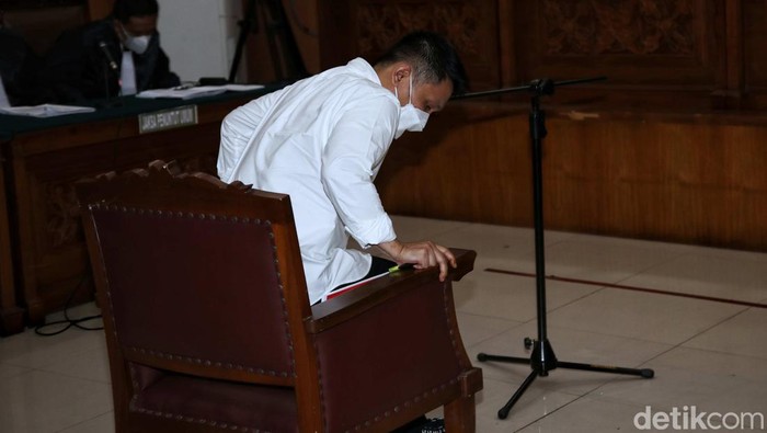 Kini Giliran Kompol Chuck yang Didakwa Merintangi Kasus Pembunuhan Yosua Kompol Chuck Putranto didakwa merusak CCTV yang membuat terhalanginya penyidikan kasus pembunuhan Yosua Hutabarat.