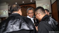Kombes Agus Nurpatria berjabat tangan penasihat hukumnya usai menjalani sidang.