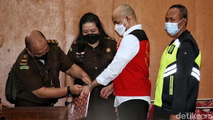 Kompol Baiquni Wibowo Jalani Sidang Kasus Pembunuhan Yosua Mantan Direktorat Tindak Pidana Umum Bareskrim Polri terdakwa Baiquni Wibowo menjalani sidang lanjutan kasus pembunuhan berencana Brigadir J di kawasan Pengadilan Negeri Jakarta Selatan, Rabu (19/10/2022). Sidang hari ini dengan agenda persidangan perkara perintangan penyidikan atau obstruction of justice dengan terdakwa Arif Rahman Arifin, Agus Nurpatria, Hendra Kurniawan, Chuck Putranto, Irfan Widyanto, dan Baiquni Wibowo terkait kasus pembunuhan berencana Brigadir J.