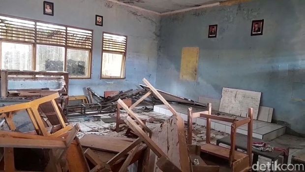 Kondisi ruang kelas di SMP Negeri 1 Paguyangan rusak berat, Rabu (19/10/2022).