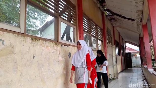 Kondisi ruang kelas di SMP Negeri 1 Paguyangan rusak berat, Rabu (19/10/2022).