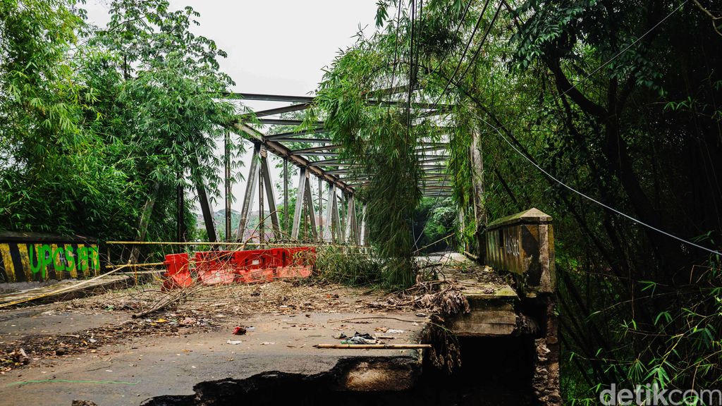 Tebing longsor di ujung jembatan Sungai Cisadane di Jl Darul Quran, Kota Bogor, hingga kini belum diperbaiki. Begini kondisi terkininya.