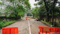 Tebing di ujung jembatan Sungai Cisadane Jl Darul Quran, Bogor Barat, Kota Bogor, mengalami longsor pada Selasa (11/10) lalu. Sejak kejadian itu Jl Darul Quran ditutup total untuk kendaraan, baik roda dua maulun roda empat.