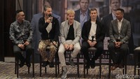 Mikkel Lentz saat menjawab pertanyaan wartawan/Foto: Suki/detikJatim