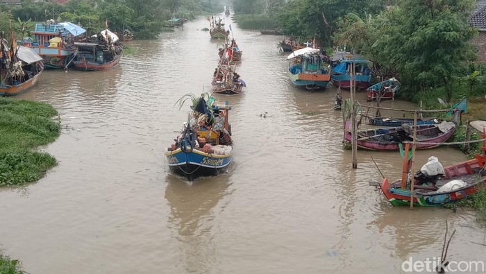 Konvoi Perahu Nelayan dalam Tradisi Nadran Laut