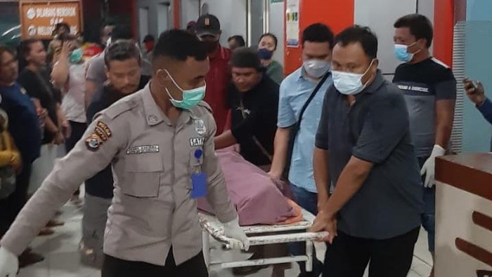 Korban penembakan maut oleh oknum TNI AL di Jayapura, Papua, dibawa ke rumah sakit.