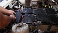 Ali mengganti mesin kendaraannya dengan baterai dan dinamo untuk menghemat bahan bakar sekaligus beralih ke transportasi yang ramah lingkungan. Mobil bekas itu ia beli seharga USD 510 atau setara Rp7,7 juta sekitar setahun yang lalu.