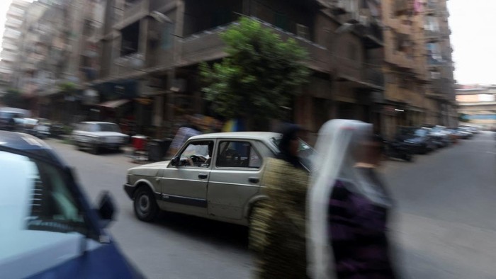 Kreatif, Guru di Mesir Ubah Mobil Bekas Jadi Kendaraan Listrik Ali al-Saeed, a 51-year-old an Egyptian teacher, poses for a photograph next to his 1985 Fiat-127 in front of his shop, after turning the car into an electric one to save fuel amid rising prices, resorting to a more environmental-friendly mode of transportation, in Cairo, Egypt October 12, 2022. REUTERS/Amr Abdallah Dalsh