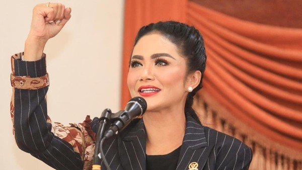7 Potret Artis Indonesia yang Pernah Mengajar, Terbaru Mimi KD & Prilly
