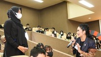 Selasa (18/10/2022) lalu, Mimi KD atau Krisdayanti memberikan kuliah umum Dasar-Dasar Ilmu Pemerintahan dan Fungsi Parlemen di Fakultas Ilmu Sosial dan Ilmu Politik (FISIP) Universitas Brawijaya. Krisdayanti mengatakan, dia ditawari jadi dosen tamu saat turun ke rumah warga. Kebetulan kala itu ada sejumlah dosen UB yang ikut serta dalam kegiatan. Foto: Instagram @krisdayantilemos