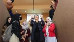 7 Potret Krisdayanti Jadi Dosen Tamu di UB, Banyak yang Ajak Foto!