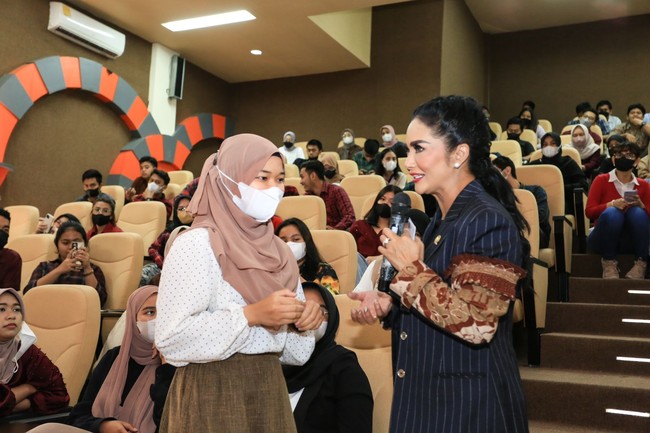 Pada bagian lengan jas, terdapat aksen batik. Sebuah penghormatan bagi budaya lokal yang kebetulan juga kampung halamannya itu. (Foto: Dok. Pribadi)