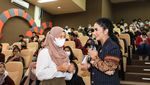 7 Potret Krisdayanti Jadi Dosen Tamu di UB, Banyak yang Ajak Foto!
