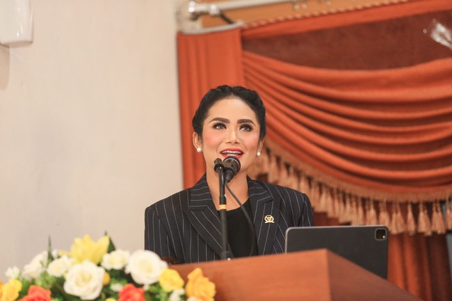 Tiga tahun lalu, Universitas Brawijaya, Malang, Jawa Timur, mengundang Kris Dayanti untuk menjadi dosen tamu. Setelan serba hitam menemani momen spesialnya. (Foto: Dok. Pribadi)