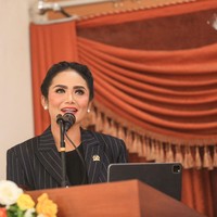 Tiga tahun lalu, Universitas Brawijaya, Malang, Jawa Timur, mengundang Kris Dayanti untuk menjadi dosen tamu. Setelan serba hitam menemani momen spesialnya. (Foto: Dok. Pribadi)