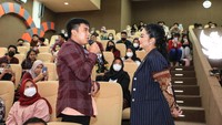 Gelak tawa tak terhindarkan saat menjajal dosen sehari itu. Tutur Krisdayanti, ada mahasiswa yang berteriak karena orang tuanya adalah penggemarnya sampai memanggil dengan sebutan Mimi, sebutan akrab dari penggemarnya. (Foto: Dok. Pribadi)
