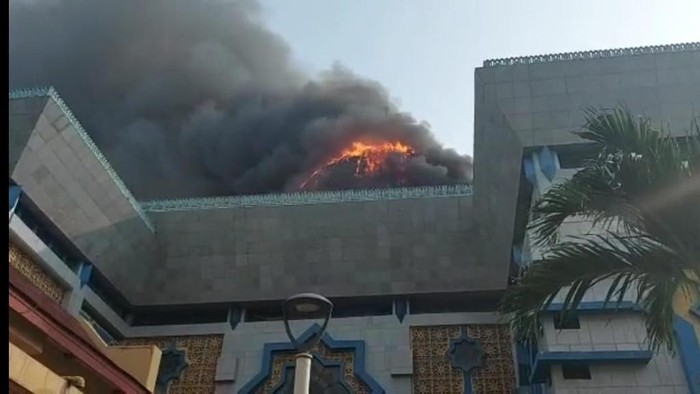 Kubah Jakarta Islamic Center (JIC) di Jakarta Utara terbakar.