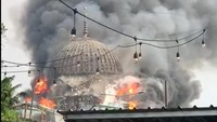 Zulkifli mengatakan tidak ada korban jiwa. Saat ini personel damkar sedang proses pemadaman api. Zulkifli belum mengetahui secara pasti penyebab kubah masjid JIC terbakar.Proses (pemadaman) katanya. (Dok. Istimewa)