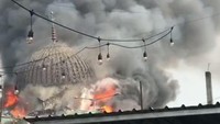 Saat kejadian JIC tidak sedang ramai oleh pengunjung atau jemaat. Terdengar kesedihan perekam video saat melihat api menghancurkan kubah. (Dok. Istimewa)