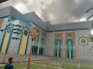 Terbakar, Kubah Masjid Jakarta Islamic Center Ambruk!