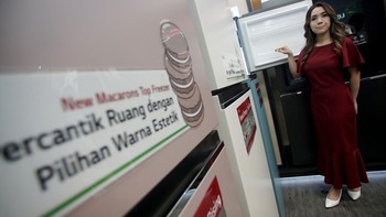 Untuk konsumsi listrik pun tak bakal menjadi soal. Bekal kompresor inverter membuat model kulkas dengan freezer atas ini beroperasi dengan hemat energi.