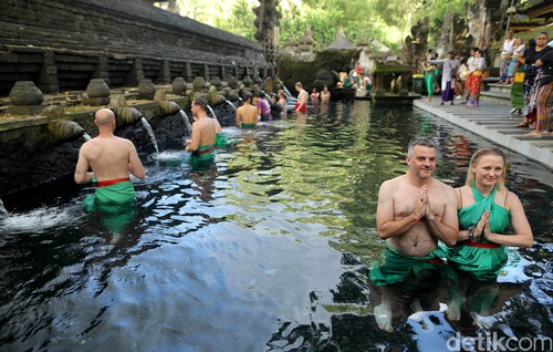 Ilustrasi Melukat di Pura Tirta Empul, Bali.