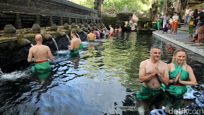 Ilustrasi Melukat di Pura Tirta Empul, Bali.