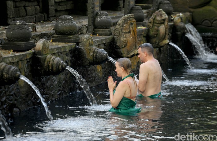 Ilustrasi Melukat di Pura Tirta Empul, Bali.