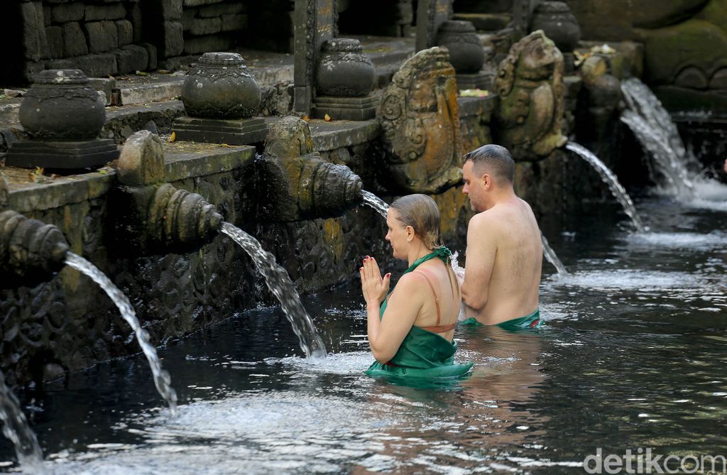 Ilustrasi Melukat di Pura Tirta Empul, Bali.
