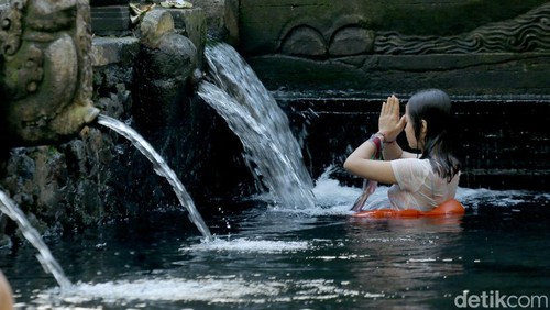 Ilustrasi Melukat di Pura Tirta Empul, Bali.