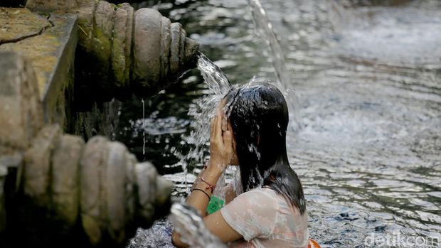 Ilustrasi Melukat di Pura Tirta Empul, Bali