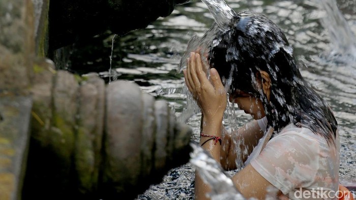 Ilustrasi Melukat di Pura Tirta Empul, Bali