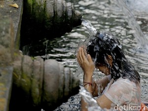 Viral Cewek Direkam Lagi Ganti Baju Usai Melukat di Bali